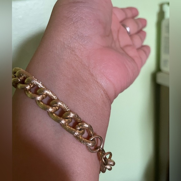 Beautiful gold hoop bracelet - Picture 3 of 6